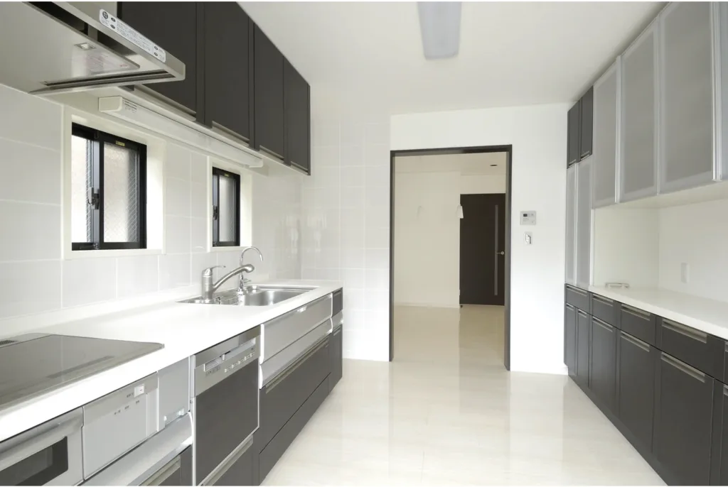We have multiple ways to dress our kitchen in black. We have talked about floors and kitchen furniture, but there are other alternatives such as creating a black tile kitchen front.